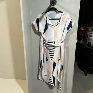 Patterned dress V-Neck with belt Size Small